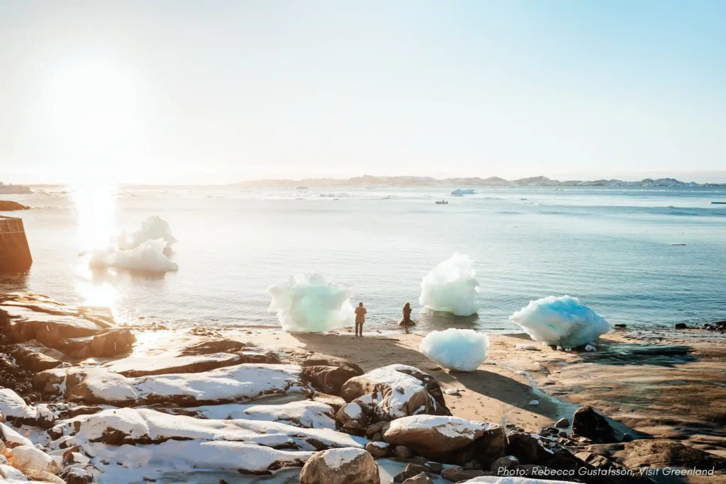12. Tourists on beach in Nuuk Harbour. Photo - Rebecca Gustafsson , Visit Greenland