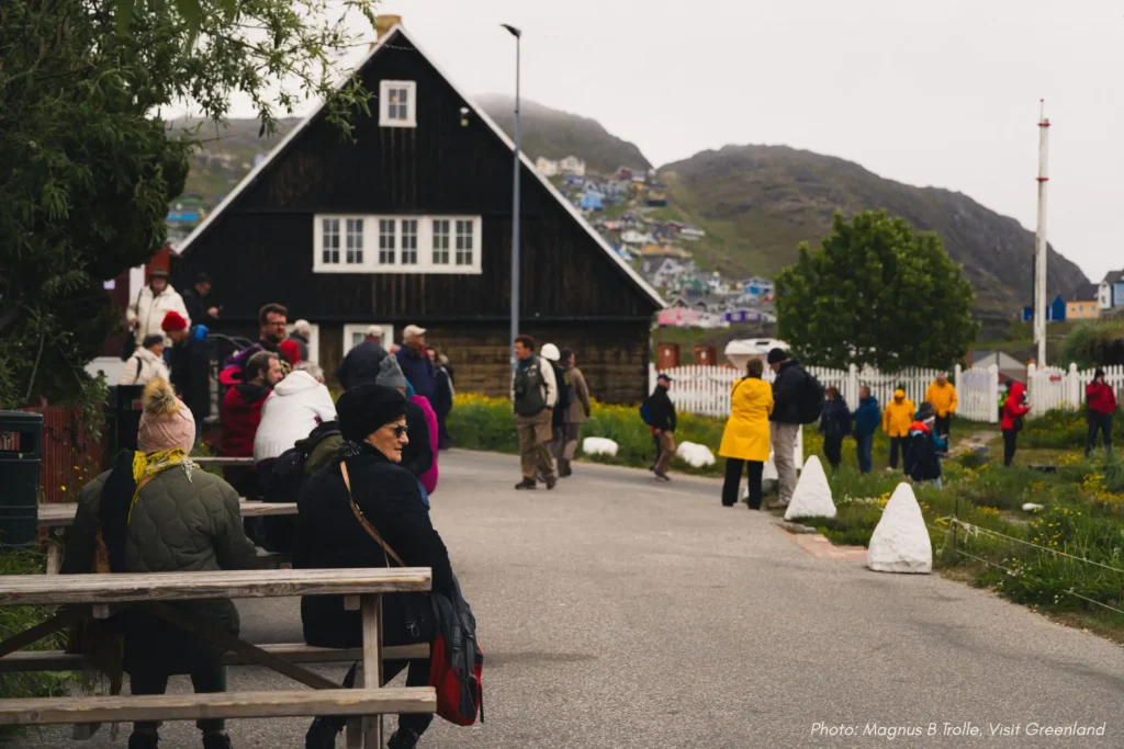7. Cruise guests walking around in qaqortoq Photo by Magnus B Trolle - Visit Greenland